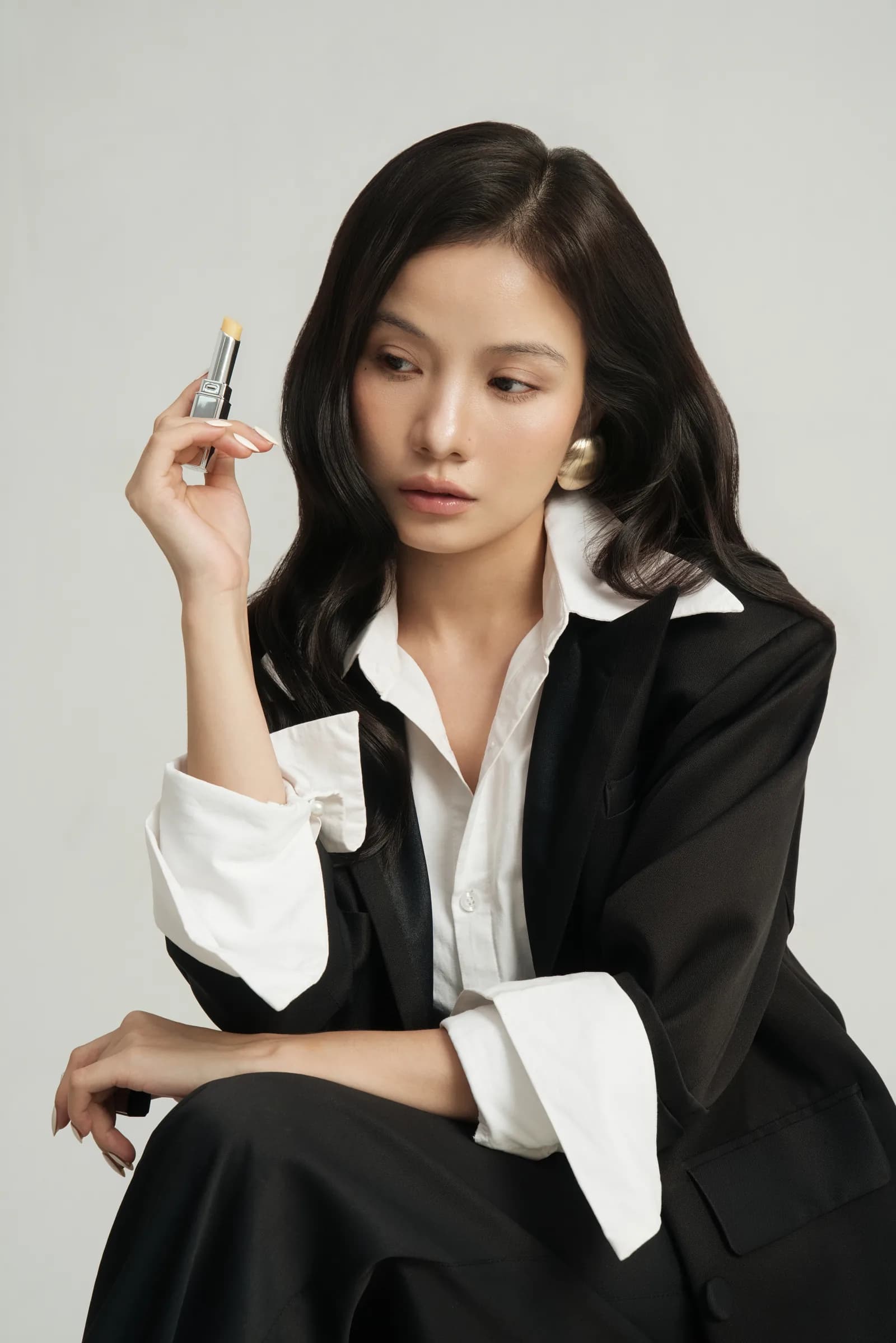 Người phụ nữ cầm son