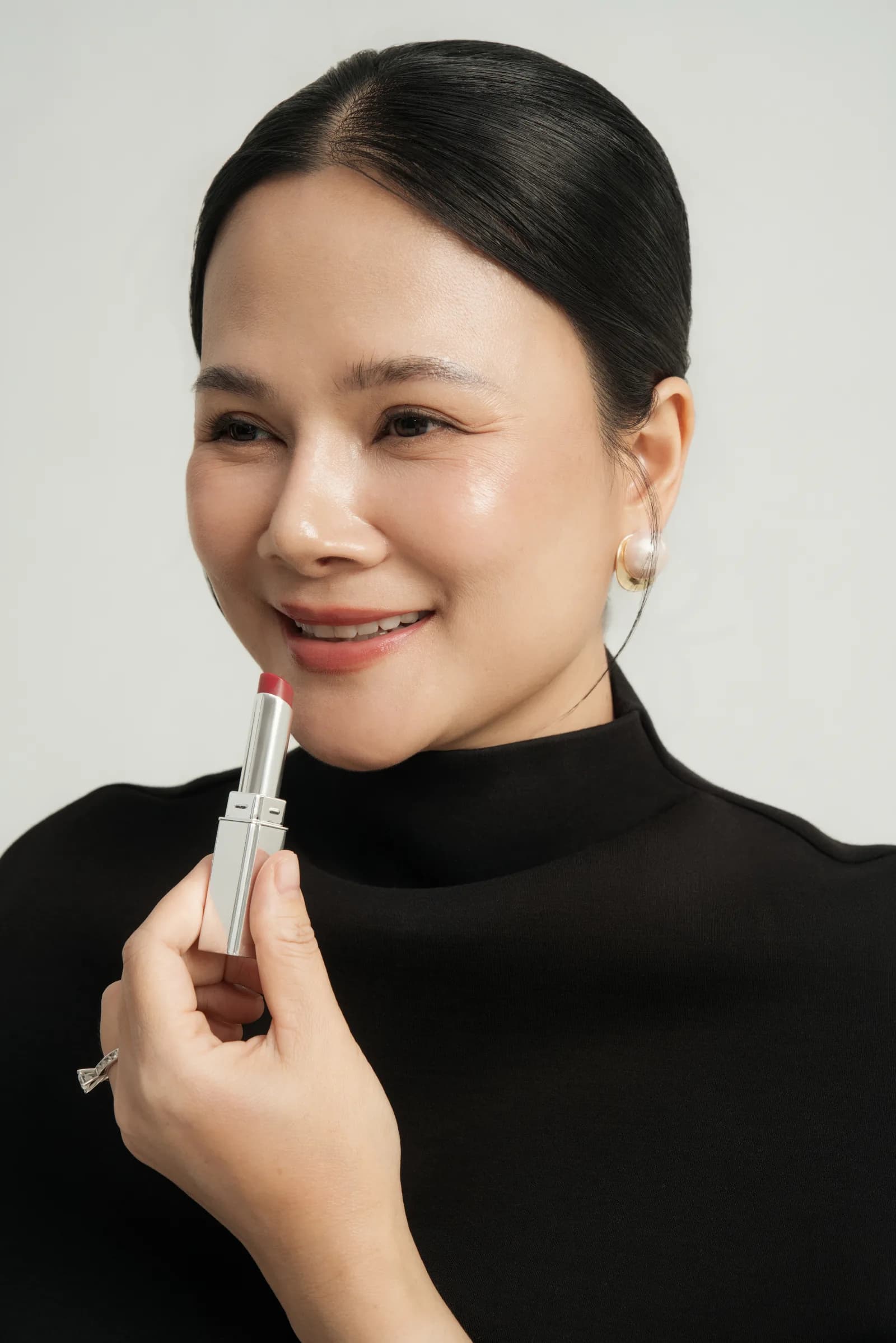 Người phụ nữ mỉm cười cùng thỏi son